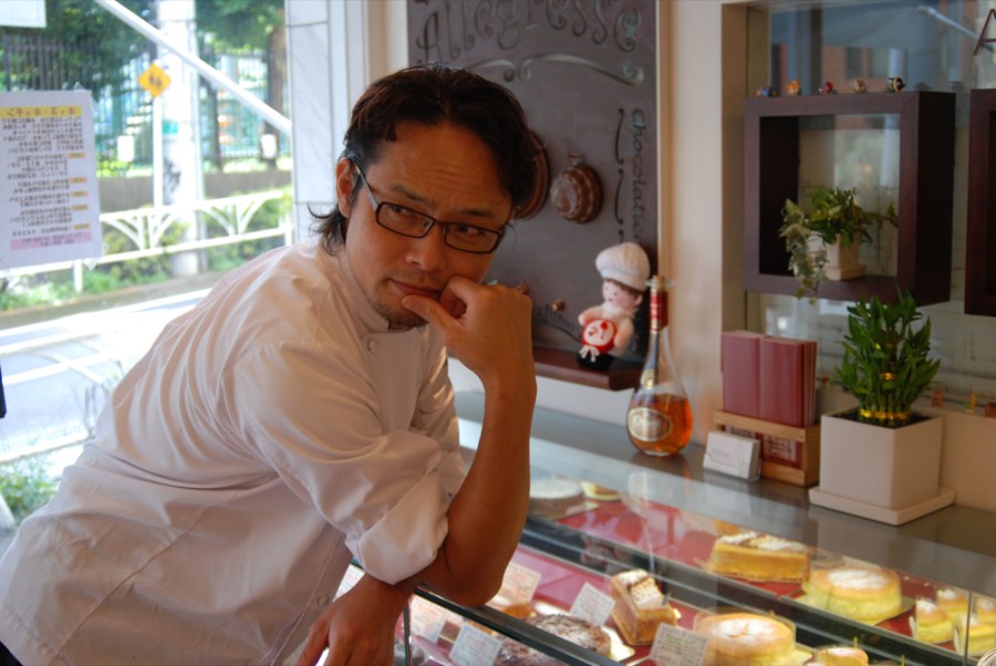 ポーズをとる塩谷さん